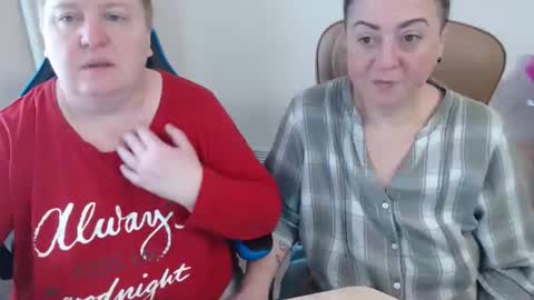 Snapshot of hotfiremommy chatting on 11.27.25 LimonkaFire online show from 11.27.25