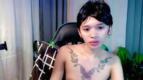 Snapshot of hotgirlronaxx chatting on 12.16.25 hotgirlronaxx online show from 12.16.25