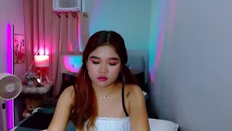 Snapshot of hotlayla_ chatting on 12.14.24 Layla online show from 12.14.24