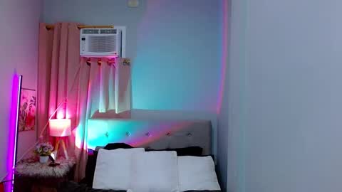 Snapshot of hotlayla_ chatting on 12.15.24 Layla online show from 12.15.24