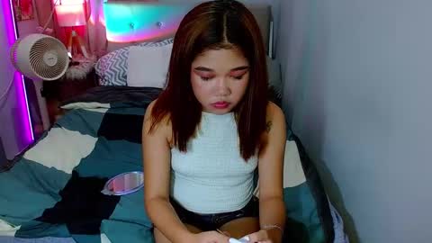 Snapshot of hotlayla_ chatting on 12.22.24 Layla online show from 12.22.24