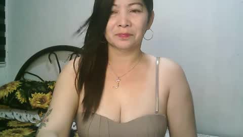 Snapshot of hotmamajen4u chatting on 12.23.25 hotmamajen4u online show from 12.23.25