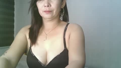 Snapshot of hotmamajen4u chatting on 04.22.26 hotmamajen4u online show from 04.22.26