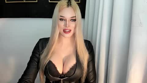 Snapshot of hotstellacumxxx chatting on 10.25.25 STELLA online show from 10.25.25