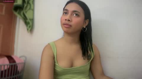 Snapshot of hottiescummerx chatting on 04.21.26 N I C A online show from 04.21.26