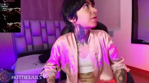 Snapshot of hottiesjuls chatting on 06.26.26 Juls online show from 06.26.26