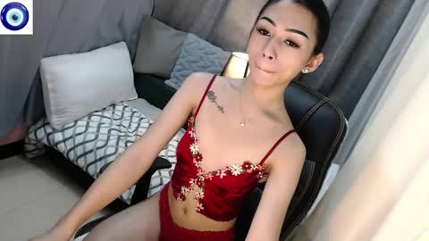 Snapshot of hottmolly100403 chatting on 04.27.26 SCARLET online show from 04.27.26