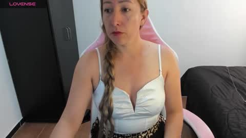 Snapshot of hottychrystal chatting on 05.14.26 hottychrystal online show from 05.14.26