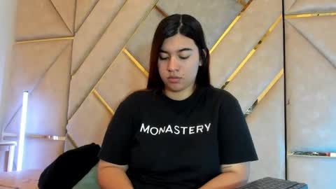 Snapshot of hotvolltage chatting on 01.10.26 online show from 01.10.26