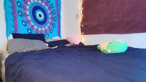 Snapshot of hotwetfreak chatting on 12.20.24 Lili Vixen online show from 12.20.24