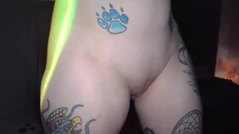 Snapshot of hotwetfreak chatting on 04.19.26 Lili Vixen online show from 04.19.26