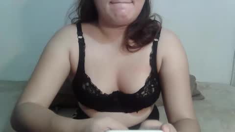 Snapshot of hotzarieyahxx chatting on 05.17.26 Zarie online show from 05.17.26