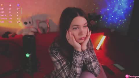 Snapshot of howtomeow chatting on 11.06.25 Mia online show from 11.06.25