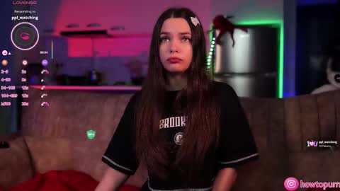 Snapshot of howtomeow chatting on 11.15.25 Mia online show from 11.15.25