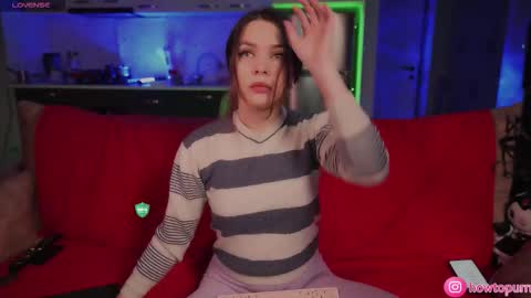 Snapshot of howtomeow chatting on 11.29.25 Mia online show from 11.29.25