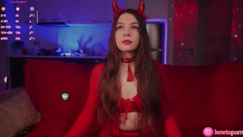 Snapshot of howtomeow chatting on 12.03.25 Mia online show from 12.03.25