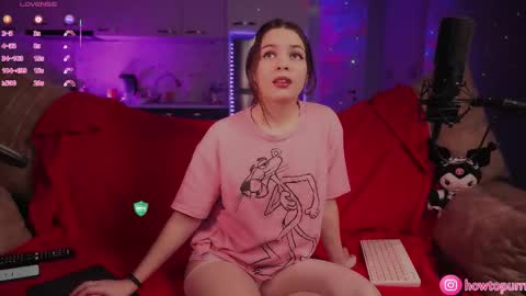 Snapshot of howtomeow chatting on 12.04.25 Mia online show from 12.04.25