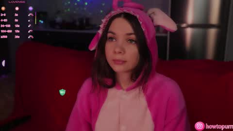 Snapshot of howtomeow chatting on 12.16.25 Mia online show from 12.16.25