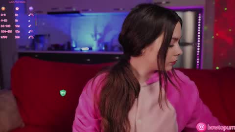 Snapshot of howtomeow chatting on 01.12.26 Mia online show from 01.12.26