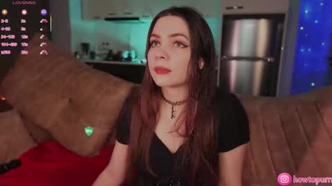 Snapshot of howtomeow chatting on 02.08.26 Mia online show from 02.08.26