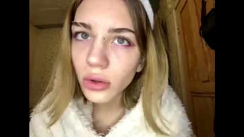 hsiuscherich online show from 12.03.25