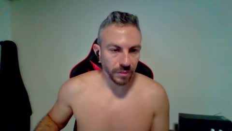 Snapshot of huge__cumshot chatting on 09.30.25 huge__cumshot online show from 09.30.25