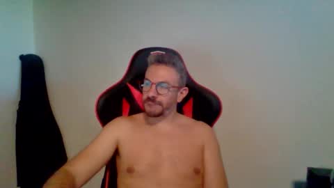 Snapshot of huge__cumshot chatting on 11.01.25 huge__cumshot online show from 11.01.25