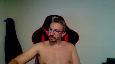 Snapshot of huge__cumshot chatting on 11.05.25 huge__cumshot online show from 11.05.25