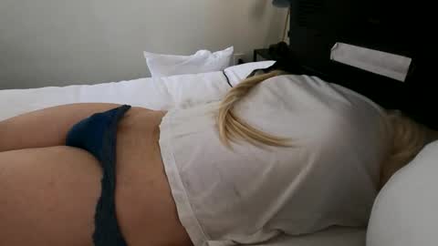 Snapshot of hugecumshots1 chatting on 04.19.26 HugeCumshots online show from 04.19.26