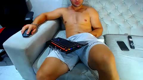Snapshot of hugo_19cm chatting on 04.20.26 hugo19cm online show from 04.20.26