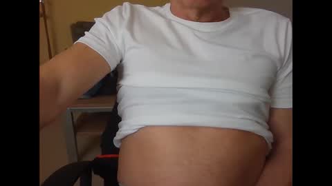 Snapshot of hundeleine chatting on 02.14.25 hundeleine online show from 02.14.25