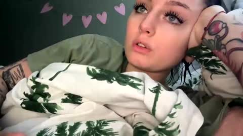 Snapshot of hungry_bunnyyyy chatting on 12.22.24 Evelyn online show from 12.22.24