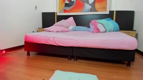 Snapshot of i_am_karoll chatting on 12.18.25 karoll online show from 12.18.25