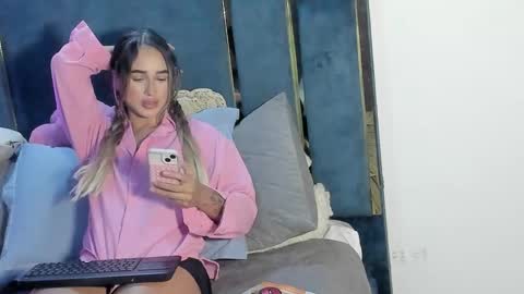 Snapshot of iam_brina04 chatting on 10.15.25 Brina online show from 10.15.25