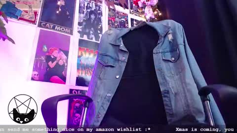 Snapshot of iammari_ chatting on 12.18.24 Mari online show from 12.18.24