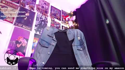 Snapshot of iammari_ chatting on 12.20.24 Mari online show from 12.20.24