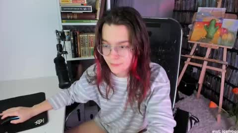 Snapshot of icefroq chatting on 03.07.25 Julia online show from 03.07.25