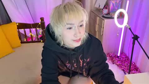 Emmy  help me reach 100 thumbs up online show from 02.18.26