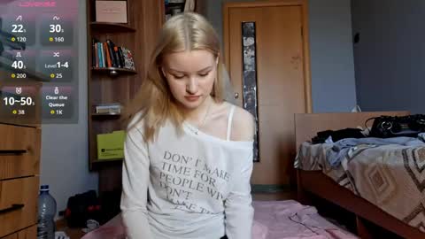 Snapshot of ilianamessersmith chatting on 04.26.26 ShyLuna online show from 04.26.26