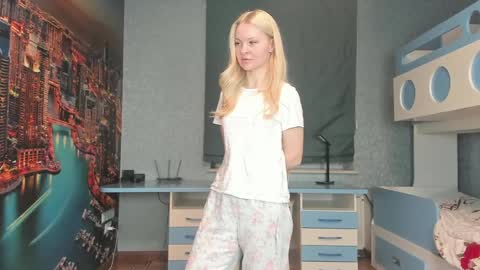 Snapshot of incredible__shell_ chatting on 04.04.26 Masha online show from 04.04.26