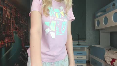 Snapshot of incredible__shell_ chatting on 04.05.26 Masha online show from 04.05.26