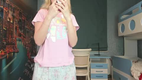 Snapshot of incredible__shell_ chatting on 04.07.26 Masha online show from 04.07.26