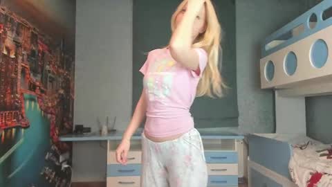 Snapshot of incredible__shell_ chatting on 04.14.26 Masha online show from 04.14.26