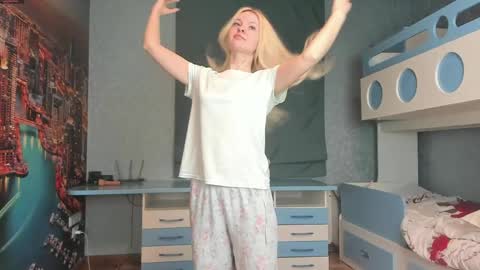Snapshot of incredible__shell_ chatting on 04.18.26 Masha online show from 04.18.26