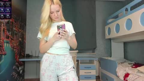 Snapshot of incredible__shell_ chatting on 05.05.26 Masha online show from 05.05.26