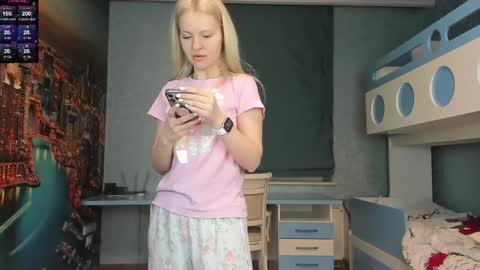 Snapshot of incredible__shell_ chatting on 05.15.26 Masha online show from 05.15.26