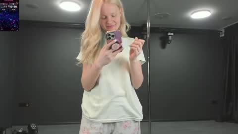 Snapshot of incredible__shell_ chatting on 05.22.26 Masha online show from 05.22.26