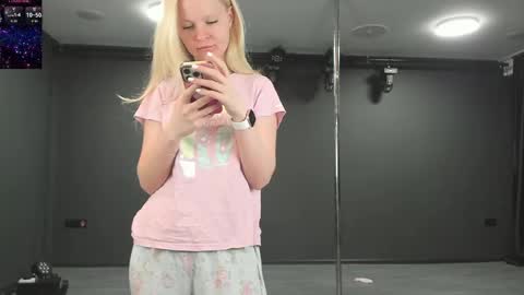 Snapshot of incredible__shell_ chatting on 05.30.26 Masha online show from 05.30.26