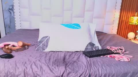 LITTLE AINHOA  online show from 02.21.25