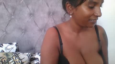 Snapshot of indianjasmin chatting on 02.21.25 priya online show from 02.21.25